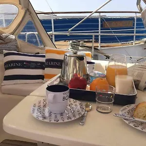 Precioso Yate En El Centro Del Puerto De Mogan